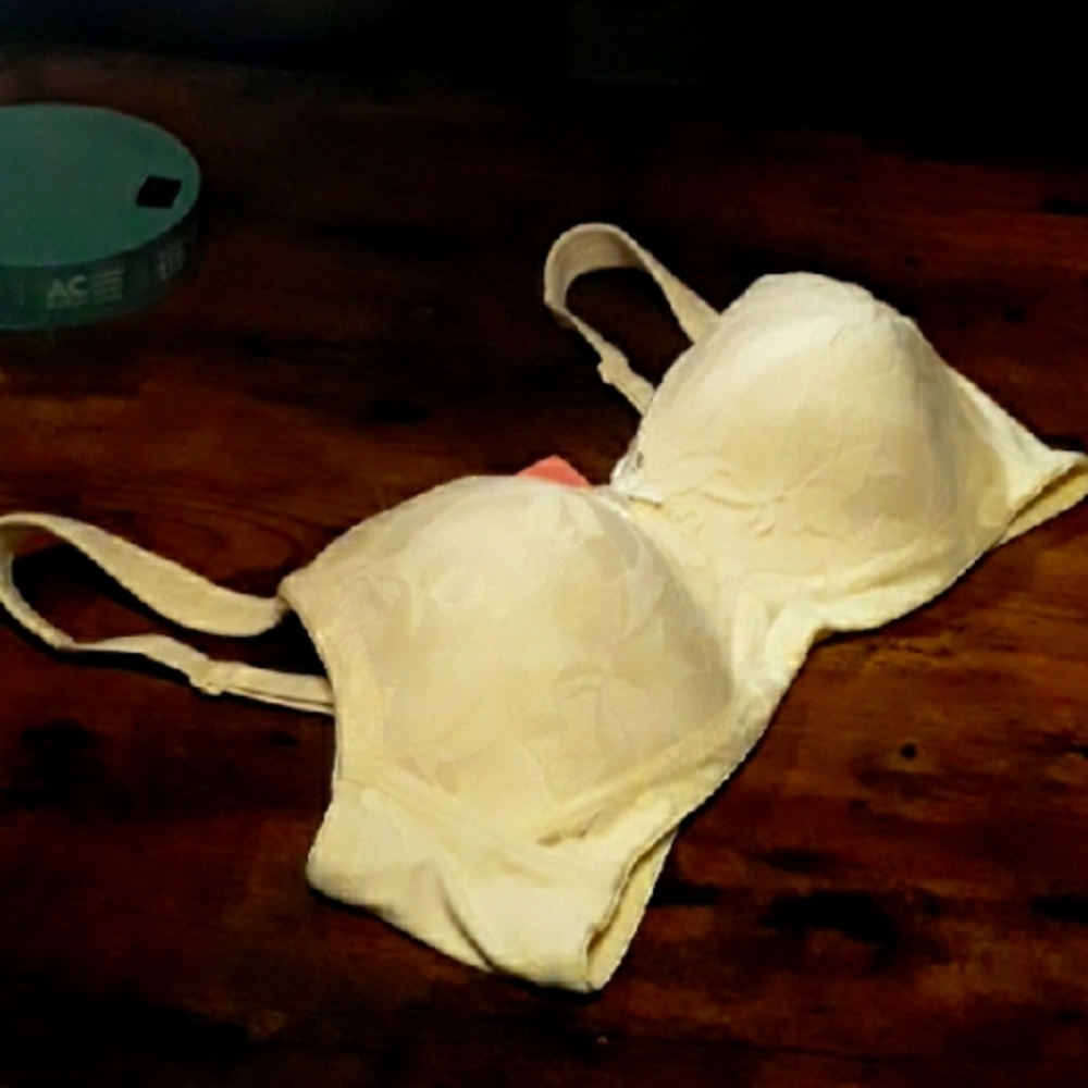 NWOT 36B QT Intimates Light Cream Colored Lightly padded Wirefree Feminine Bra